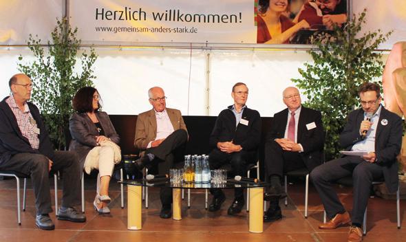 Auf großes Interesse stieß die Podiumsdiskussion, an der neben Vorstand Gitta Bernshausen (2. v. l.) und dem ehemaligen Vorstandssprecher Dieter Czogalla (2. v. r.) auch Georg Schober (l.