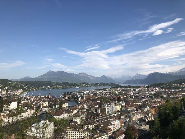 FREIZEITAKTIVITÄTEN Aussichten und Möglichkeiten Zunächst lohnt es sich die Stadt ausgiebig zu erkunden und die Umgebung um den zentralen Bahnhof zu besichtigen.