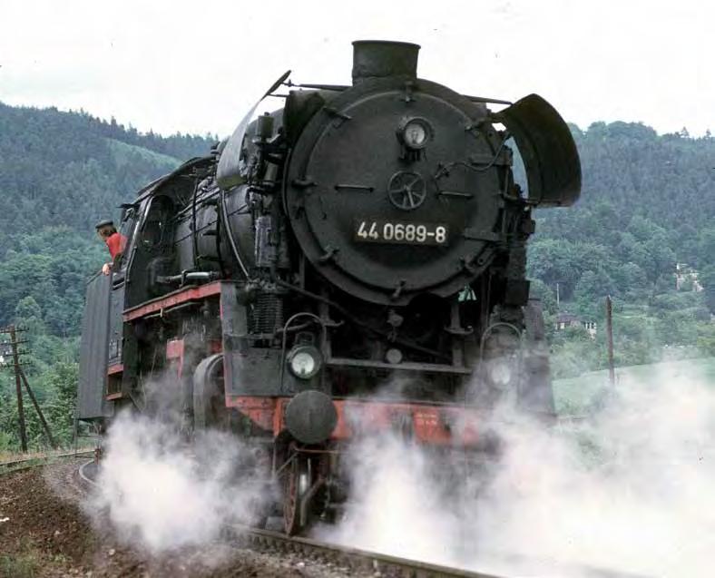 I N Neukonstruktion Dampflokomotiven BR 44/044 Nach dem Zusammenschluss der deutschen Länderbahnen zur Deutschen Reichsbahn Gesellschaft in den 1920er Jahren wurde ein Programm für