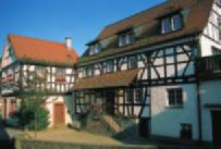 Unser Apfelweinmuseum zeigt die Herstellung desselben aus vergangener Zeit. Schlierbach ist ein schönes blumengeschmücktes Fachwerkdorf mit ca. 500 Einwohnern.