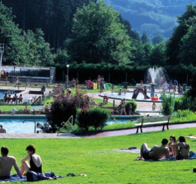 stadt und Erbach, Bad König mit der Odenwald- Therme, die alte Universitätsstadt Heidelberg mit Neckartal, Darmstadt und die Bergstraßen-Weinorte Bensheim, Heppenheim und Zwingenberg liegen im