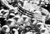 - Neuknüpfen - Reinigen und Aufarbeiten - neue Perlenverschlüsse