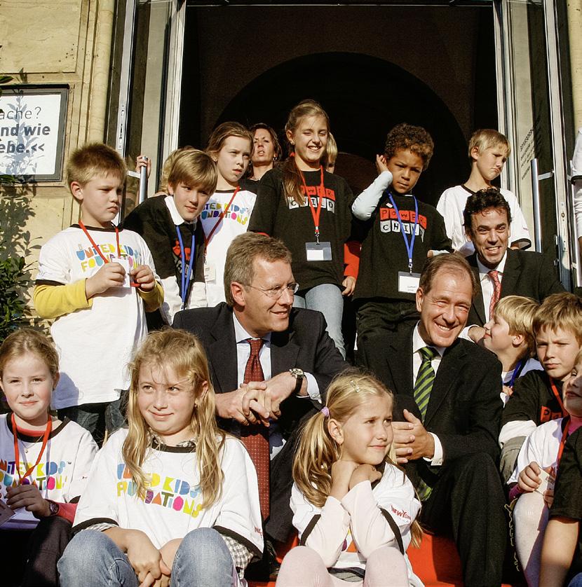 GLAMOURFAKTOR IM BRAUNSCHWEIGER STAATSTHEATER 78 79 Wladimir Klitschko hielt die Laudatio auf die neue Botschafterin Franziska van Almsick Empfang 2008 Mit Franziska van Almsick wurde am 16.