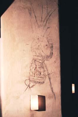 Genau unter dem Hochaltar befindet sich der Allerseelenaltar mit einem älteste Scraffitto zeigt