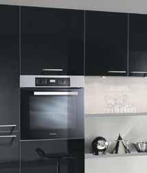 Küchengenuss perfekt. Einbauküche, Front Cristall schwarz, ca. 320 x 350 cm.