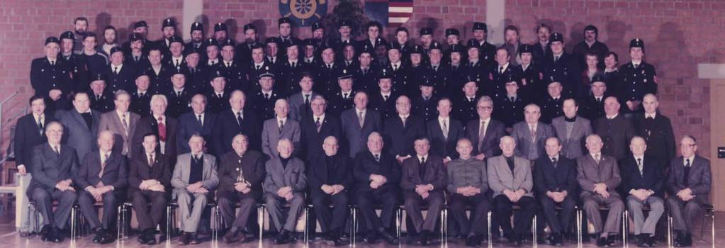 Bild von 1984 Im Jahre 1986 wurden auch zum erstenmal ein Kappenabend im Feuerwehrgerätehaus abgehalten und man übernahm auch die Aufstellung des Maibaumes in der Dorfmitte.