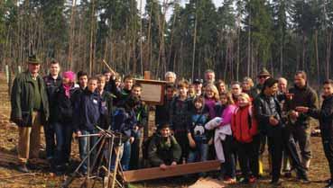 BILDUNG IN MISTELBACH SchülerInnen pflanzten 350 Bäume im Gemeindewald Anfang April lud Ernst Paltram, Pächter des Forsthauses Mistelbach, die SchülerInnen der 3B der ECDL-Hauptschule Mistelbach I