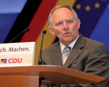 Bundesinnenminister Wolfgang Schäub - le: Mit diesem Gesetz nehmen wir die Bedrohung durch den internationalen Ter - rorismus ernst, sagte Schäuble in Berlin.