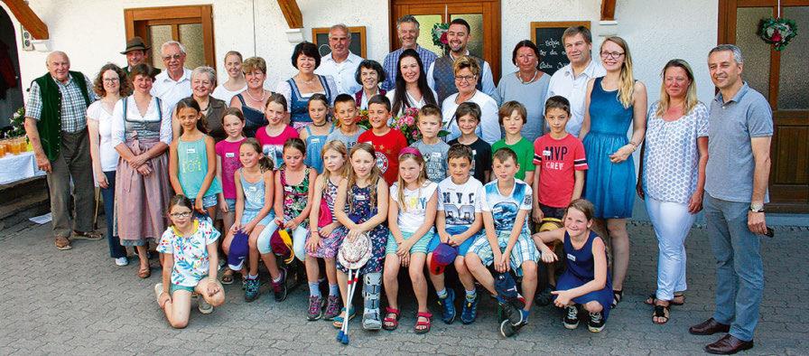 Auf die Suche, woher die Lebensmittel kommen, machten sich rund 20 Kinder der Laurenzer Grundschule zusammen mit Landesbäuerin Anneliese Göller.