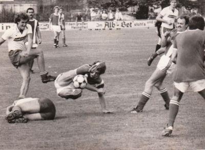 Zum Heimspiel Saison 1985/86 Heimspiel gegen den SV Karsau. Bartram zieht ab, ein Gegenspieler wirft sich entgegen.