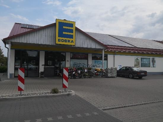 Bäcker ist im östlichen Gemeindegebiet an der B 285 angesiedelt. Im südlichen Gewerbegebiet befindet sich ein Edeka-Markt.