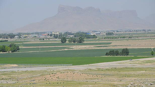 Brief aus dem Iran Salam liebe Leserinnen und Leser Pawelzik Wo Bewässerung möglich ist, dreschen die Landwirte über 100 dt Weizen pro Hektar.