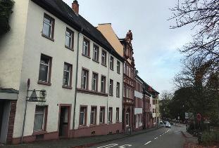 der Stadt Heidelberg am Hang gelegen und in unmittelbarer Gehweite zum Schloss, der Innenstadt sowie der Universität, sah sich