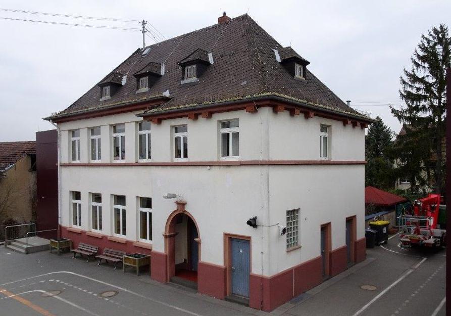 Frankfurter Mauersegler-Initiative Berkersheim im Norden Frankfurts Im März kam die Bitte vom Amt für Bau und Immobilien, der Bundesbahn behilflich zu sein.