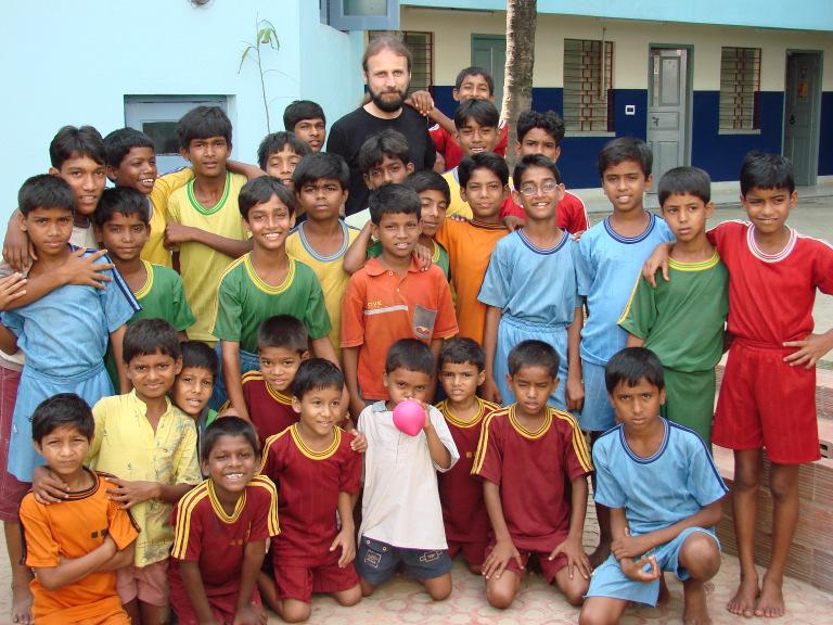 Über 40 ehemalige Straßenkinder haben inzwischen in unserem Projekt in Kalkutta ein Zuhause gefunden und ich möchte an dieser Stelle, zum Anlass unseres zehnjährigen Bestehens, mich einmal mehr bei