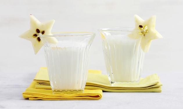 Sternen-Milch ZUBEREITEN: ca. 10 Minuten Stern-Ausstechform 1 Vanillestängel, längs aufgeschnitten 1 TL Vanillezucker, nach Belieben 1 Apfel wenig Zitronensaft 1.
