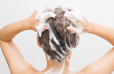 Heißes Wasser vermeiden: Heißes Wasser trocknet die Haare aus und macht sie spröde. Deshalb immer nur mit lauwarmem Wasser ausspülen.