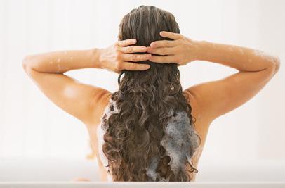 Die Menge: Bei kurzem bis mittellangem Haar sollte die Shampoo-Menge für eine Haarwäsche in etwa die Größe einer Haselnuss haben.