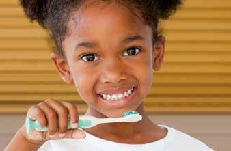 WELCHE ZAHNPASTA FÜR WEN? Vom Durchbruch des ersten Milchzahnes bis zum Beginn des Zahnwechsels mit etwa sechs Jahren sollte mit Kinderzahnpasten geputzt werden.