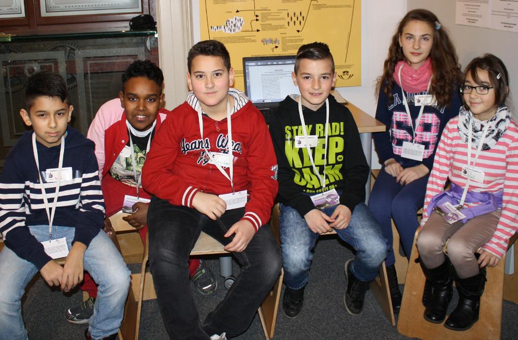 Mitmachen Mitbestimmen Mitgestalten! DER EURO Kenad (11), Emrihan (12), Mustaf (11), David (11), Jenny (10) und Anamaria (12) Wir haben uns heute mit der Währung innerhalb der EU beschäftigt.