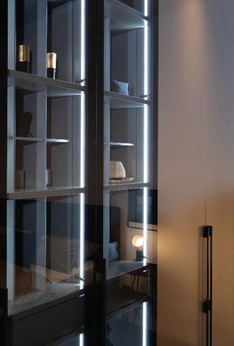 Left: LOGO front combination consisting of a deep black, lacquered framed swing door with a glass panel and one-sided lacquered finish in