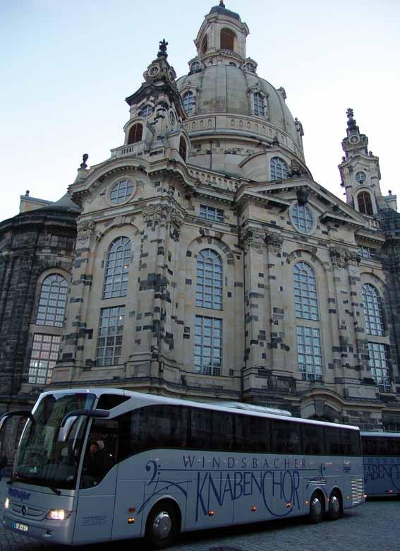 aktuell Foto: Miederer Mindestens einmal im Jahr fahren die Chorbusse der Windsbacher vor der Frauenkirche vor Immer wieder Dresden Die Frauenkirche in Dresden gehört mittlerweile zu den festen