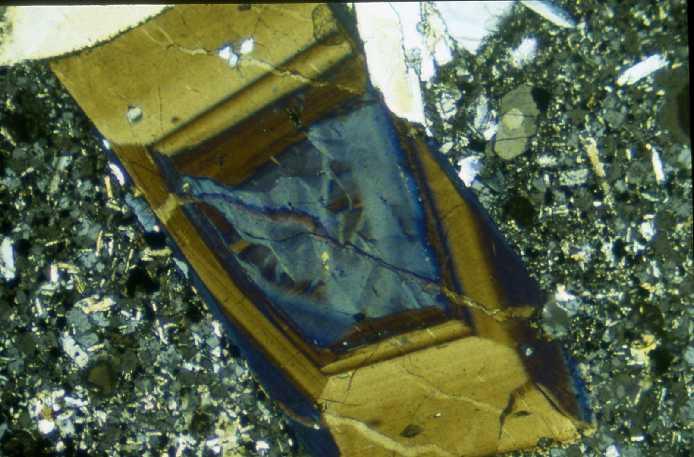 Die Kristallgitter der Minerale werden dadurch immer höheren Druckund Temperaturerbedingungen ausgesetzt.