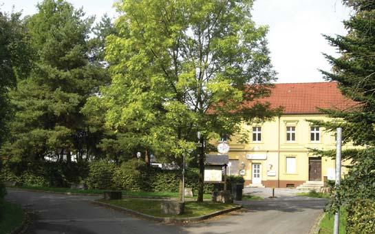 Umgeben von altem Gebäude- und Baumbestand grenzt das Grundstück südlich an den Erholungsraum des Ruhrtals.