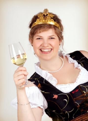 2 2.) Heimat- und Weinbauverein Tauberzell Am Samstag, 08. Dezember 2012 wird in der Tauberzeller Hirtenscheune die neue Tauberzeller Weinprinzessin Ute I. gekrönt.