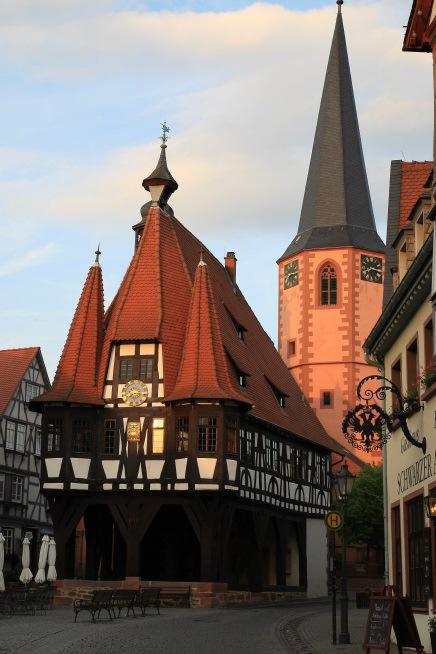 Die pittoreske Altstadt von Michelstadt mit vielen Fachwerkhäusern macht Geschichte wieder lebendig, denn Michelstadt zählt zu den ältesten Siedlungen des inneren Odenwaldes. Bereits gegen Ende des 7.