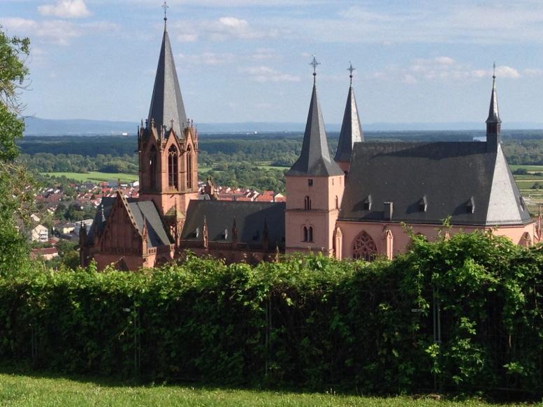 Oppenheim - Wo das Herz Rheinhessens schlägt Auf halbem Wege zwischen Mainz und Worms lädt das mittelalterliche Städtchen Oppenheim zu einer Entdeckungstour ein.