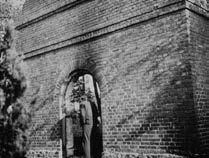 SCHWERPUNKT MUT : : 103 1938 1989 REICHSPOGROMNACHT Brandruine der Synagoge in Versmold, Mittelstraße. Überall in Deutschland gingen in der Reichspogromnacht die jüdischen Gotteshäuser in Flammen auf.