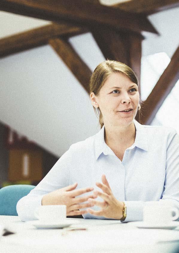ZUR PERSON ~ ~ ~ ~ ~ ~ ~ Anna Niehaus ist seit sechs Jahren bei der pro Wirt - schaft GT tätig. Die Aufgabenbereiche umfassen unter anderem die Gründungsberatung und die Beratung von Jungunternehmen.