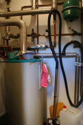 Kita Grolland Warmwasserbereitung ist aufgrund der Wärmeverluste von Speicher und teilweiser ungedämmter Leitungen und Armaturen