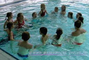 Mit Spaß Schwimmen lernen bei der Wasserwacht Erding Informationen zu unseren Schwimmkursen für Kinder und Erwachsene Ein beachtlicher Anteil der gesamten Arbeit in der Wasserwacht Erding wird seit