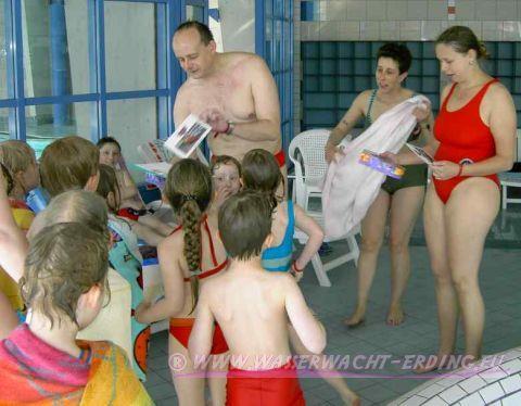 So kann die Wasserwacht Erding seit mehr als 25 Jahren, in guter Zusammenarbeit mit der Stadt Erding, regelmäßig Schwimmkurse im Schwimmbad Erding anbieten.