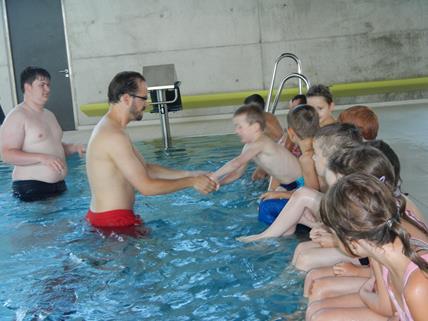 Des Weiteren werden wir noch viele andere Übungen durchführen und mit den Kindern selbstverständlich auch im Wasser spielen.
