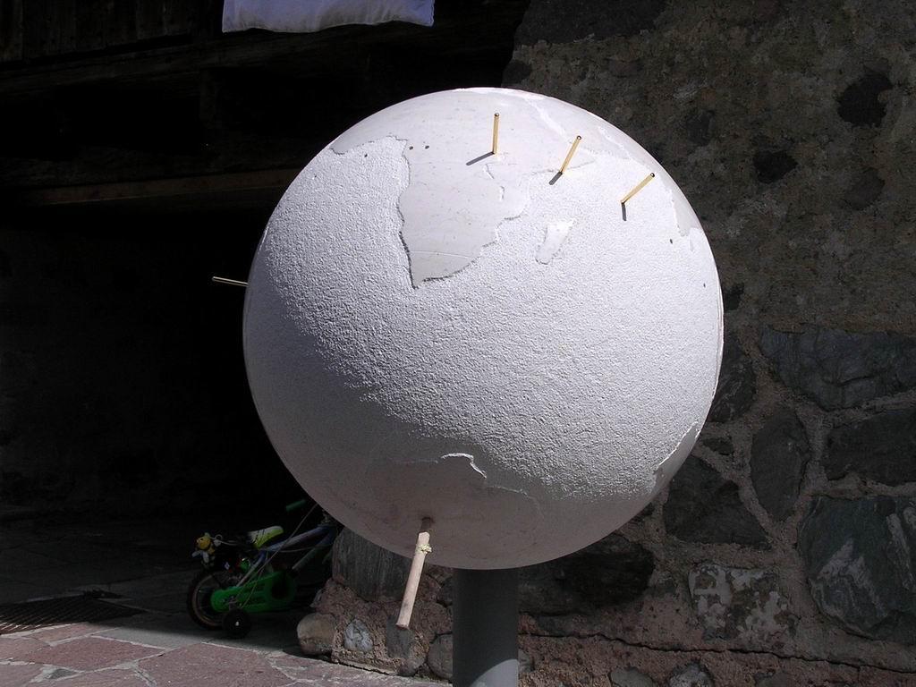 Ein winkelrichtig montierter Globus im Sonnenlicht ist ein sehr