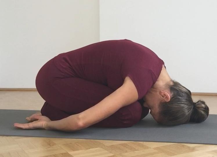 15 simple Yoga-Übungen für den Rücken Kind Komm in den Fersensitz. Knie und Füße sind geschlossen.