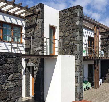 Hinweis Die großzügige, möblierte Terrasse dient als Freiluftzimmer mit einer faszinierenden Aussicht auf das Meer und die Nachbarinsel São Jorge.