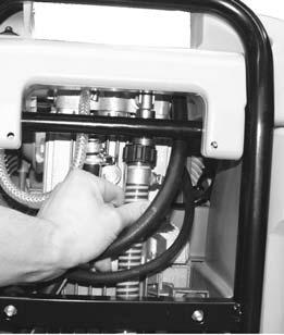 Außenansaugen Soll für die Hochdruckreinigung Wasser aus einem externen Behälter angesaugt werden, so muß der Verbindungschlauch zwischen Hochdruckpumpe