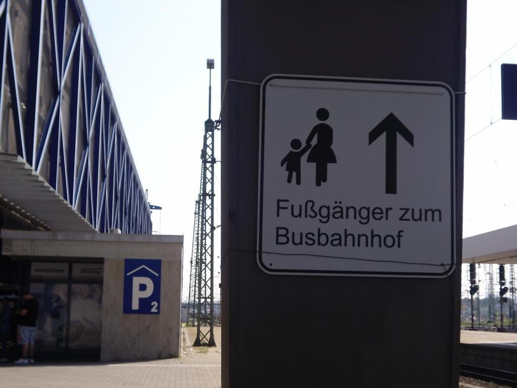 Der angrenzende Hauptbahnhof ist von hier aus bequem für Rollstuhlfahrer zu erreichen, dort gibt es