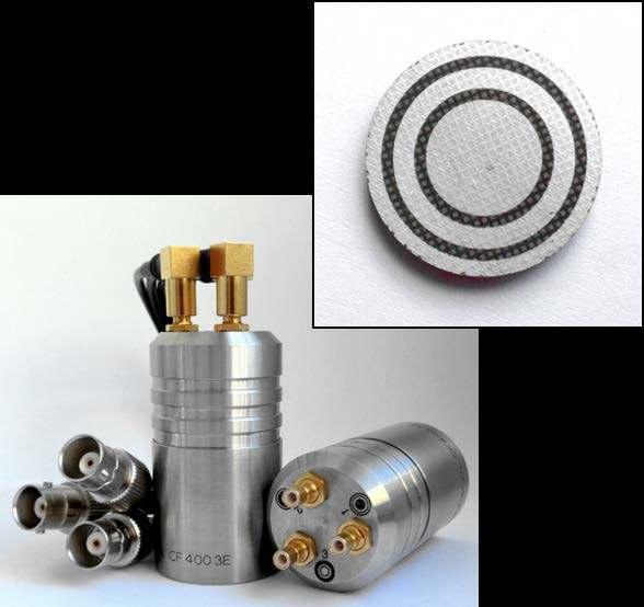 Die einzelnen Komponenten sind an die Anwendung in Luft angepasst. Insbesondere wird für die Anpassschicht ein Material mit niedriger akustischer Impedanz verwendet.