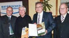 Beim Ehrenabend des Fußballkreises Bamberg-Bayreuth-Kulmbach erhielt unser Ehrenamtsbeauftragter Peter Kleinhans für seine herausragenden Leistungen im Bereich des Fußballsportes die Ehrenamtsuhr mit