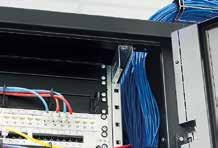 KABELEINFÜHRUNGEN ÜBER DEN VERTIKALEN Für die Kabelzuführung zu den installierten Komponenten stehen zusätzlich Kabeldurchlässe über jeder der Randvertikalen