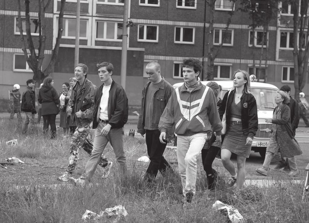 Wir sind jung. Wir sind stark. Deutschland 2015 Inhalt Rostock-Lichtenhagen 1992: Im trostlosen Wohngebiet hängen die Jugendlichen herum und wissen nichts mit sich anzufangen.