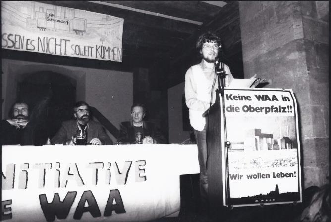 und bei seiner Eröffnungsrede bei der Gründungsversammlung der Regensburger BIWAK am 13.11.1981 im Leeren Beutel (alle Fotos Ollie Scheuerer privat) Gegenwärtig ist Dr.