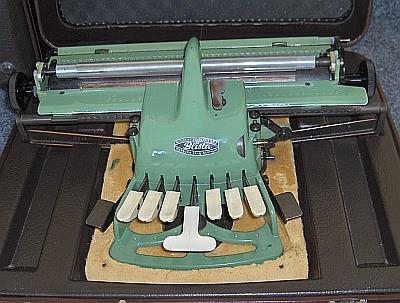Alternativtext Älteres Modell einer Schreibmaschine für Blindenschrift Der Alternativtext ist eine Beschreibung des Bildes.