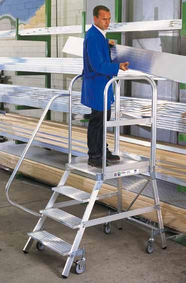 Aluminium-Podestleiter einseitig begehbar stabile Aluminium-Rechteckrohrholme, 200 mm tiefe Stufen, Plattformgröße 600 x 800 mm, komplett mit Geländer mit Fußund Knieleiste.