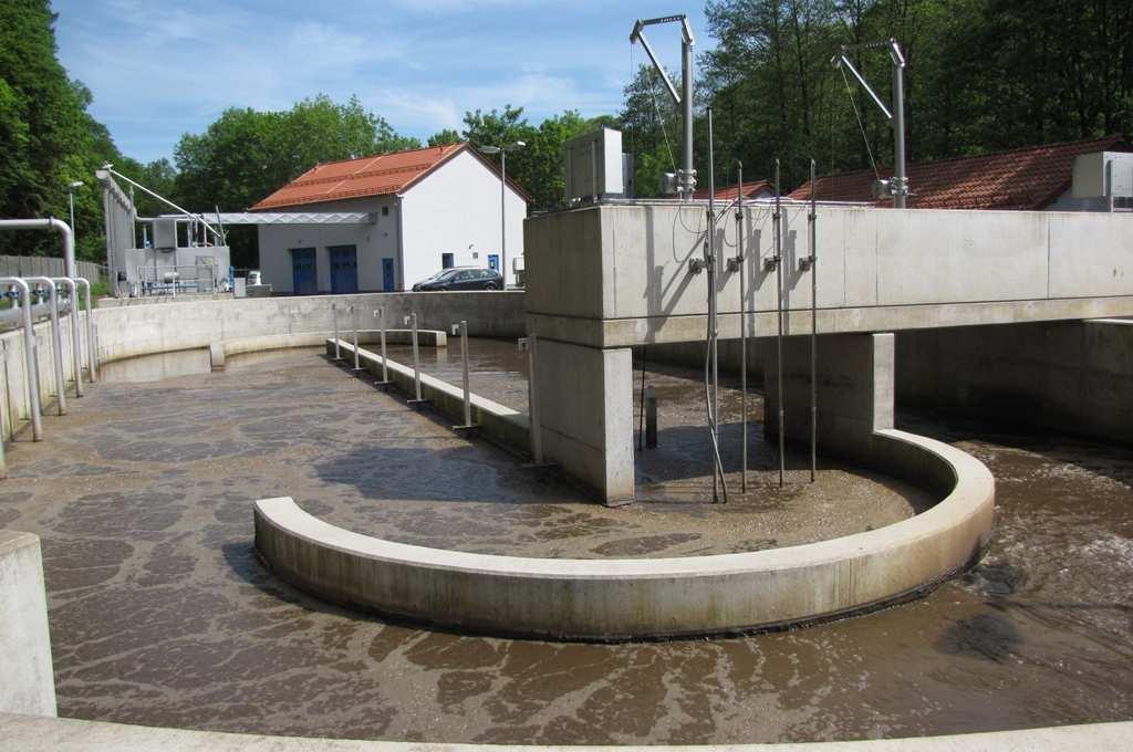 Biologische Reinigung des Abwassers Belebungsbecken In den Belebungsbecken werden gelöste und ungelöste Abwasserinhaltsstoffe von Bakterien abgebaut.